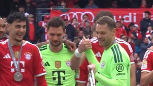 Manuel Neuer je gospodin za sva vremena! Nestvaran potez golmana Bayerna prilikom dodjele pehara